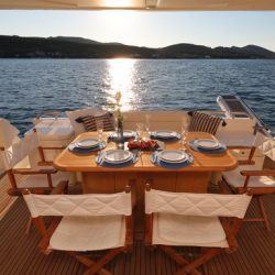 Ferretti681_Aftdeck_table_setup