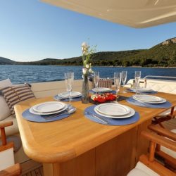 Ferretti681_Aftdeck_table_setup_closeup