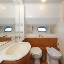 Ferretti681_Cabin2_VIP_bathroom