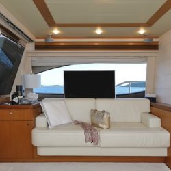 Ferretti681_Saloon_TV