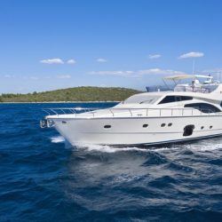 Ferretti681_cruising_closeup