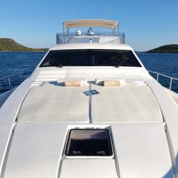 Ferretti681_foredeck2