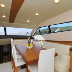 Ferretti681_interior_dining