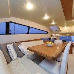 Ferretti681_interior_dinning1