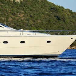 Ferretti681_profile_bow