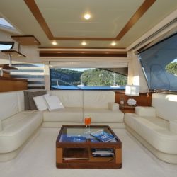 Ferretti681_saloon3