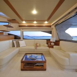 Ferretti681_saloon4