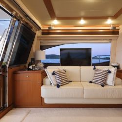 Ferretti681_saloon_tv1