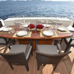 Ferretti780_TESORO_aft_deck_dinning