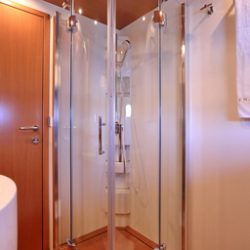 Ferretti780_TESORO_bathroom_shower