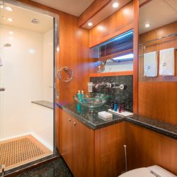 QUANTUM_Starboard_Twin_cabin_bathroom