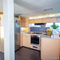 YACHTING_2021_LuckyClover_kitchen_livingroom_web_5157__1670250959_45288